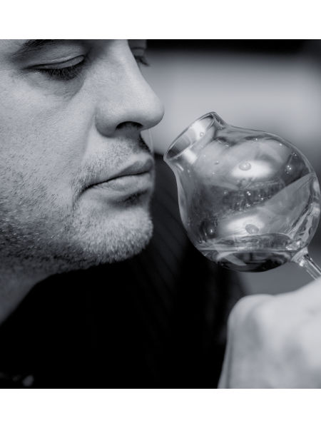 Nils_sniffing_rum